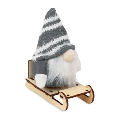 Gnomo su slitta di legno